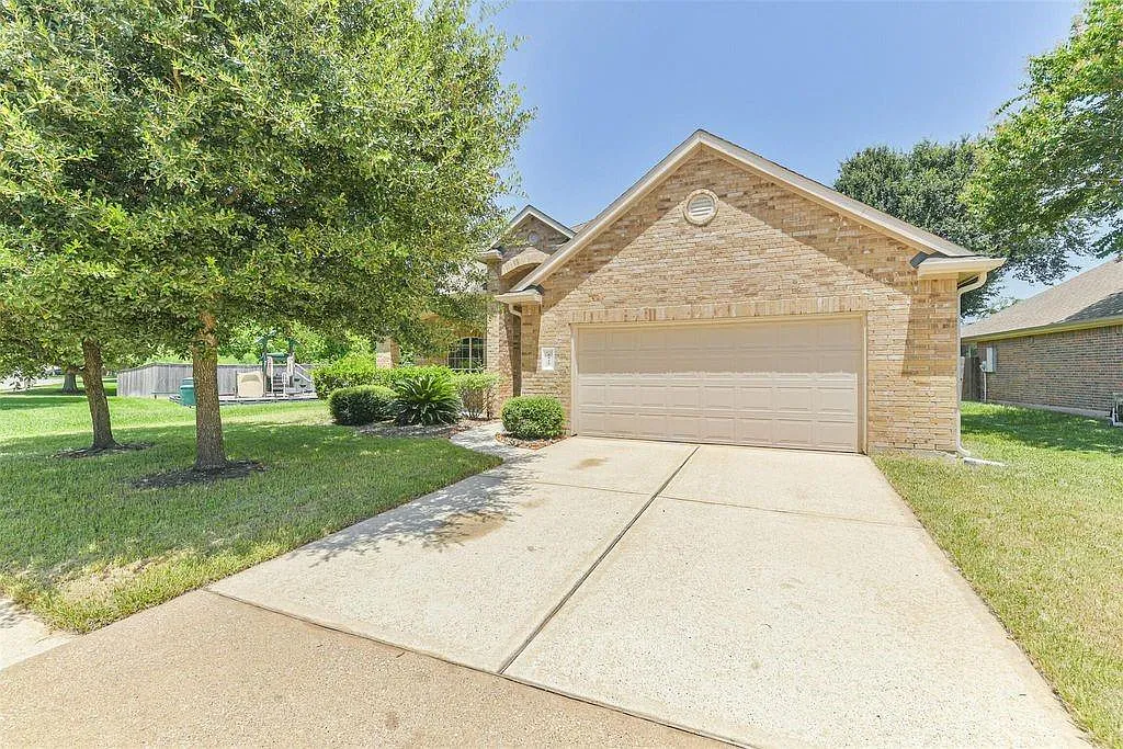 3 bed, 2.0 bath, 2414 sqft, $2,200 — Photo 2