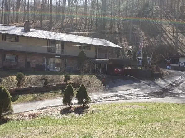 145 Denny St, Oceana, WV 24870