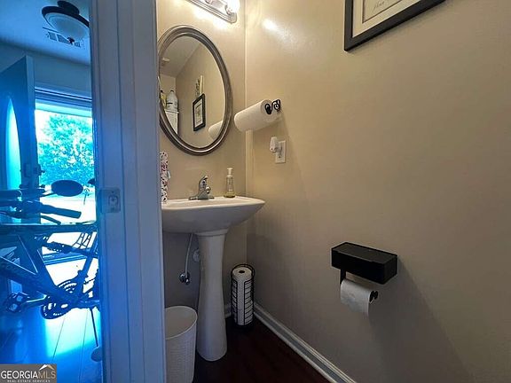4th image of 207 Logan Creek Ln