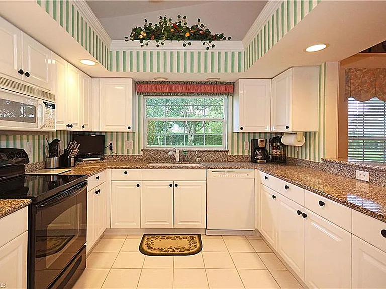 322 Melrose Pl #31 — Photo 3