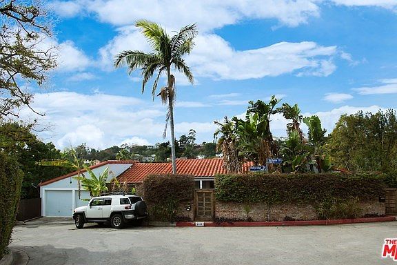 2nd image of 2491 Hollyridge Dr