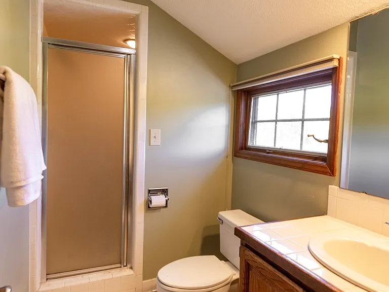 Full bath (upstairs)