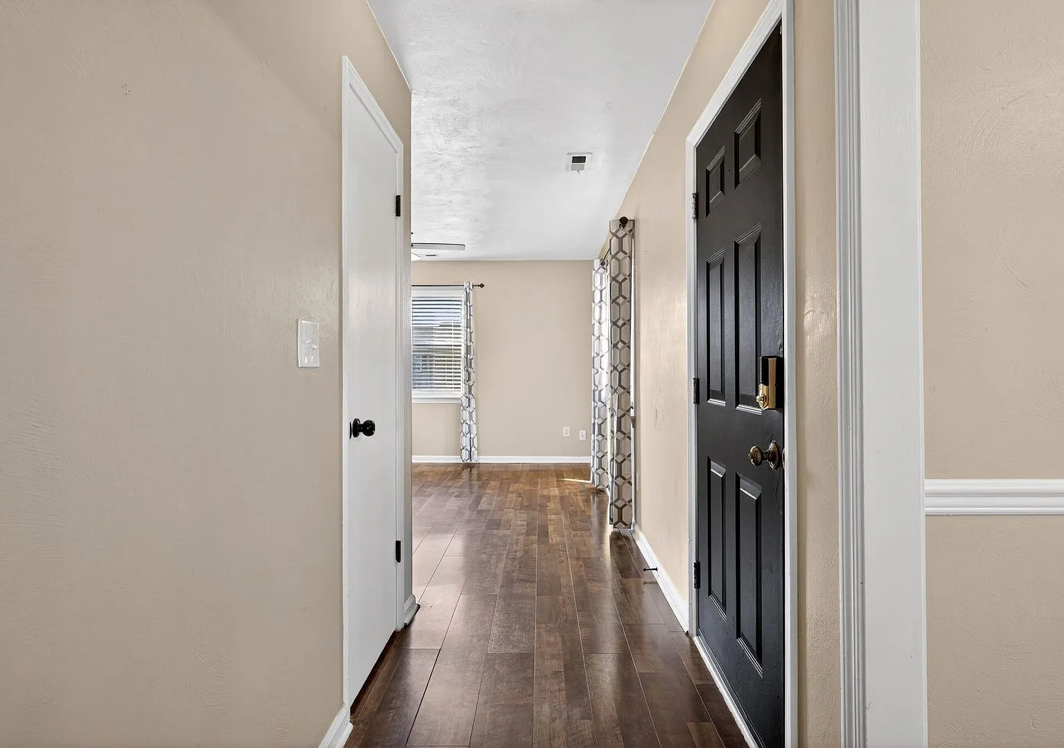 3 bed/2 bath home on large corner lot — Photo 4