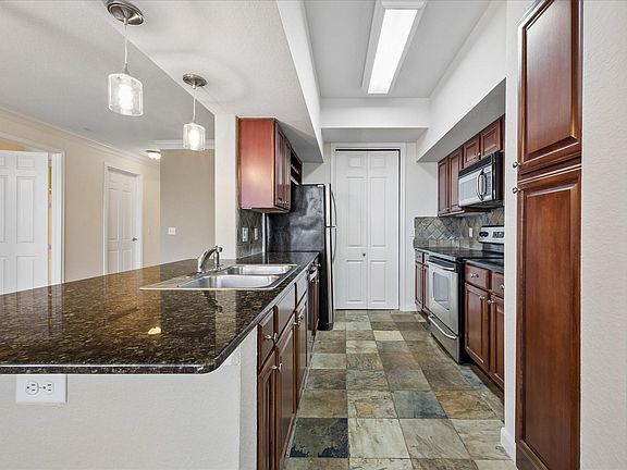 5th image of 7575 Kirby Dr APT 1412