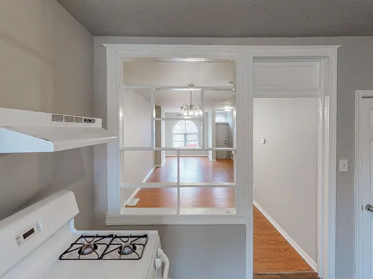 2429 Druid Hill Ave — Photo 4