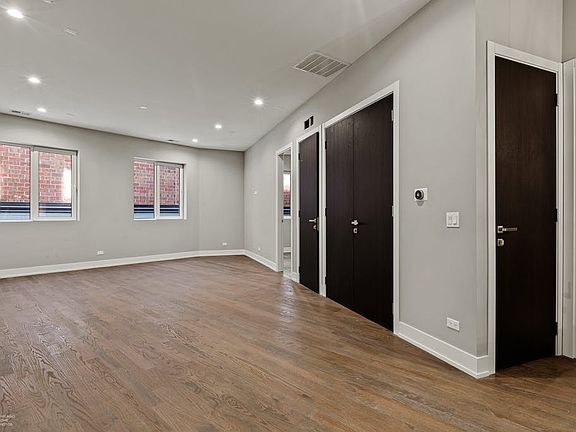 4th image of 3530 N Lincoln Ave #205
