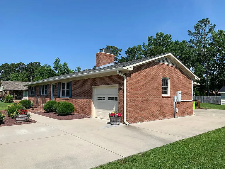 213 Dogwood St — Photo 4