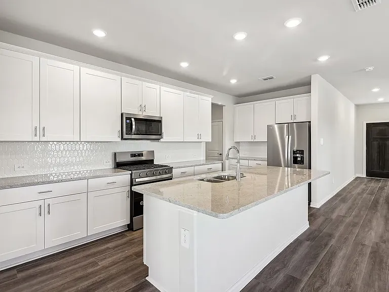 901 Edgehurst Dr — Photo 2