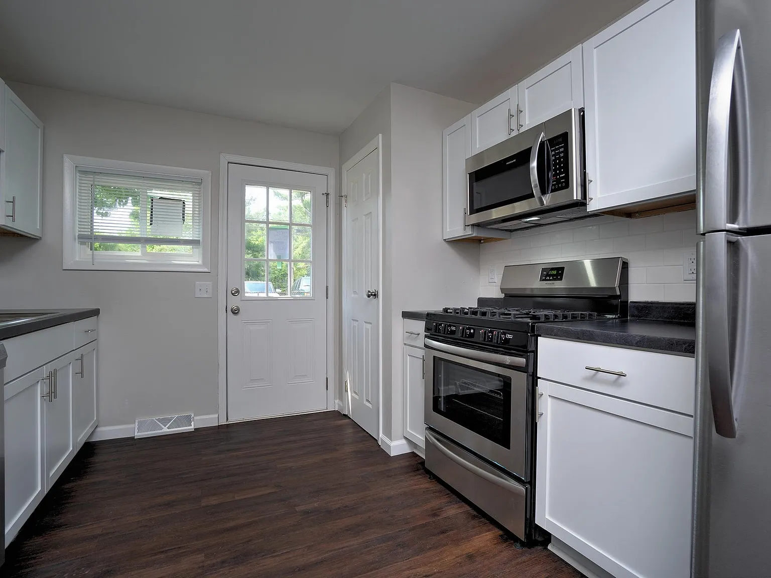611 Lincolnway E — Photo 4