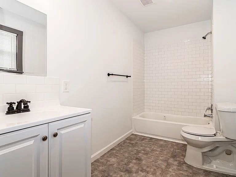 214 W Walnut St — Photo 13