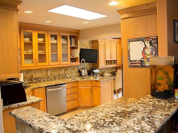 Kitchen and Breakfast Bar