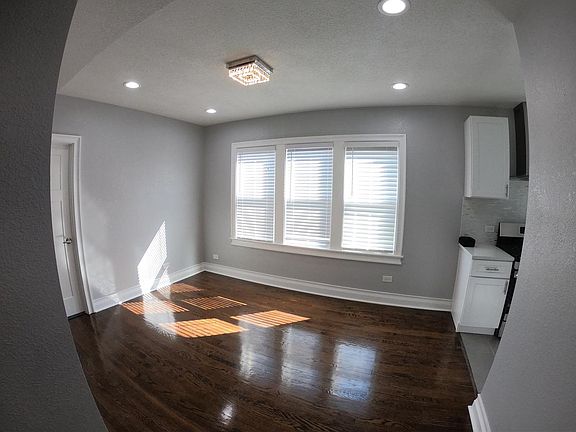 5th image of 5409 W Barry Ave #1