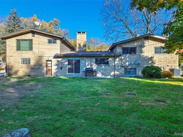 35163 Dumbarton St, Harrison Township, MI 48045