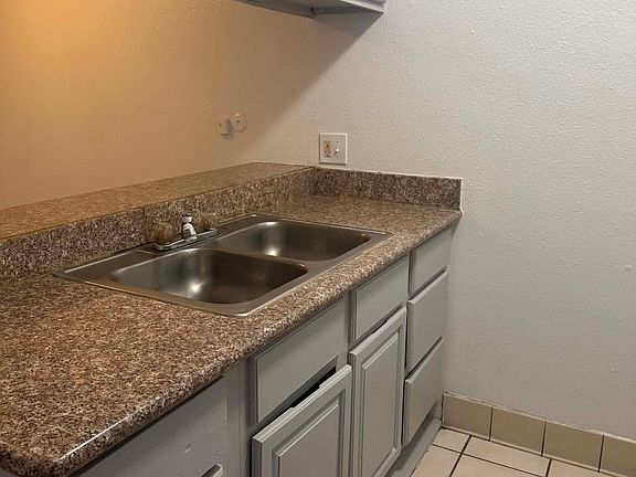 3rd image of 915 N San Joaquin St APT 8