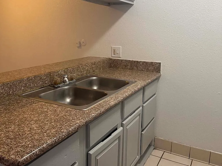915 N San Joaquin St #8 — Photo 3