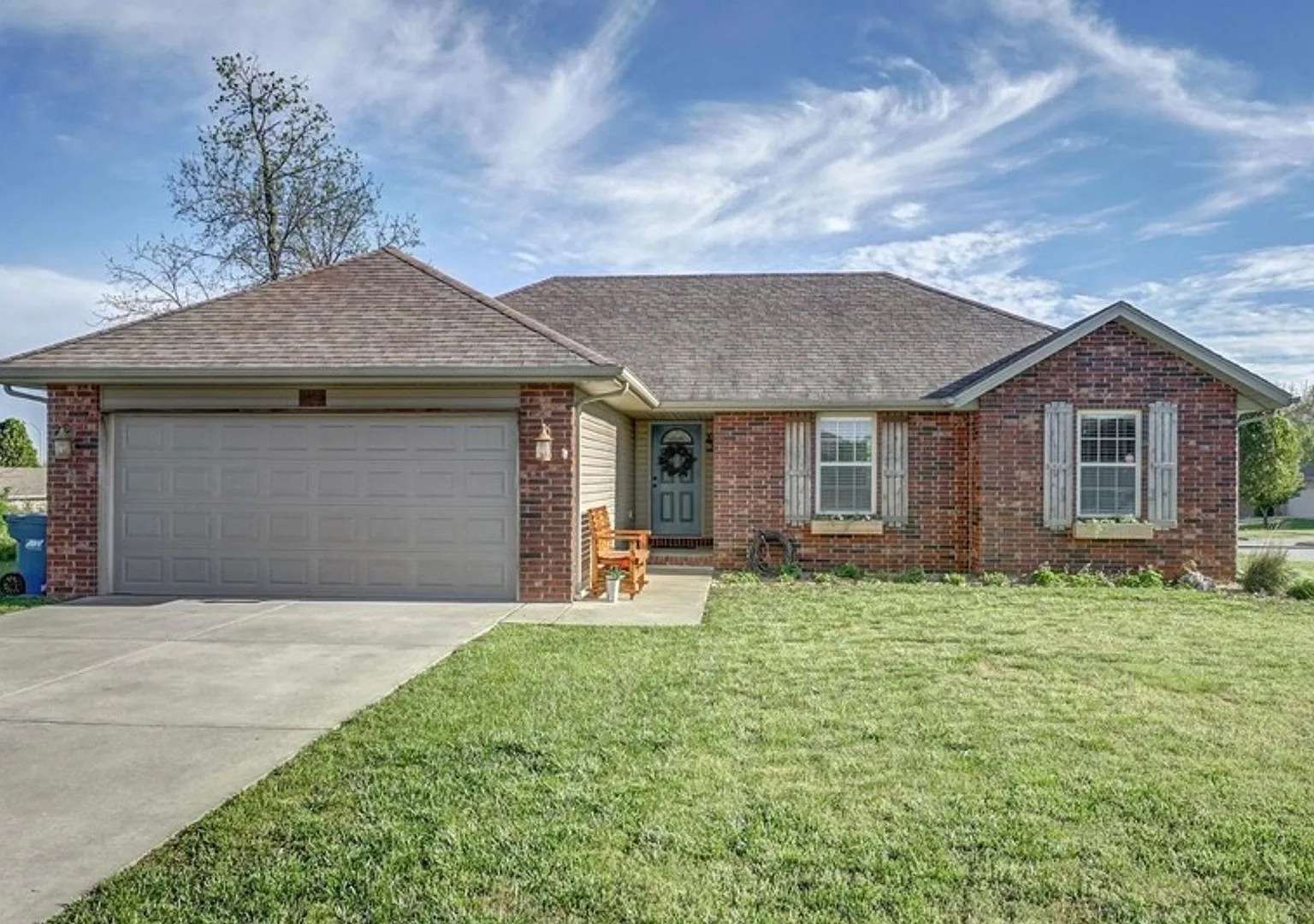 Beautiful 3 bedroom 2 bath home with fenced back yard — Photo 1