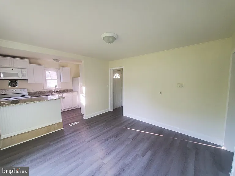 73 Upland Ave — Photo 12