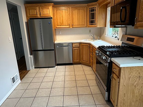 2nd image of 7 Oldfield Dr