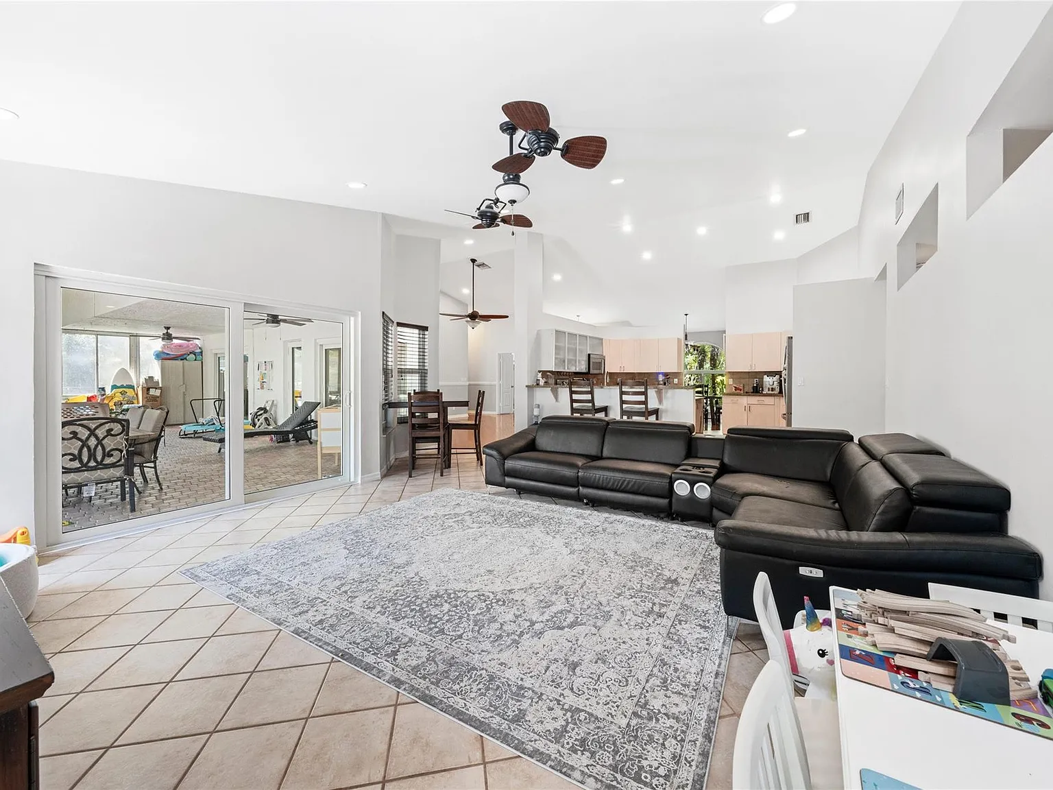 5 bed, 3.0 bath, 2610 sqft, $7,900 — Photo 3