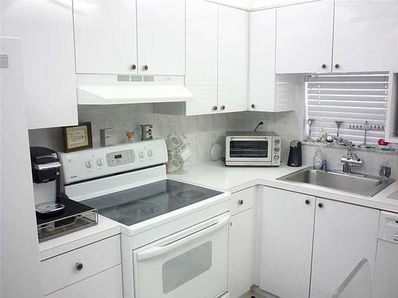 3rd image of 9811 N Hollybrook Lake Dr APT 302
