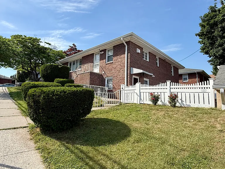 28 Burns Ave #1 — Photo 7