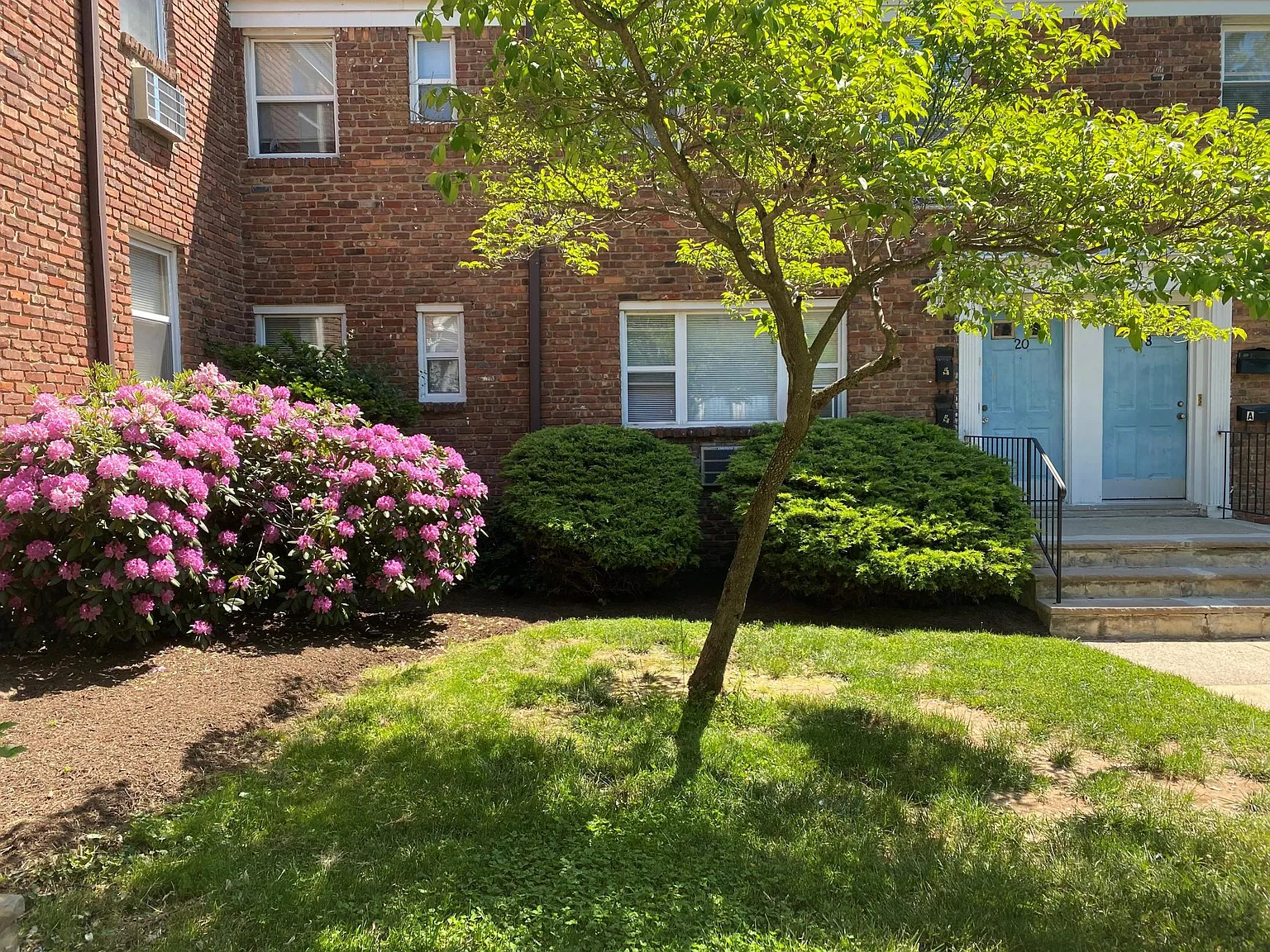 2 bed, 1050 sqft, $2,200 — Photo 2