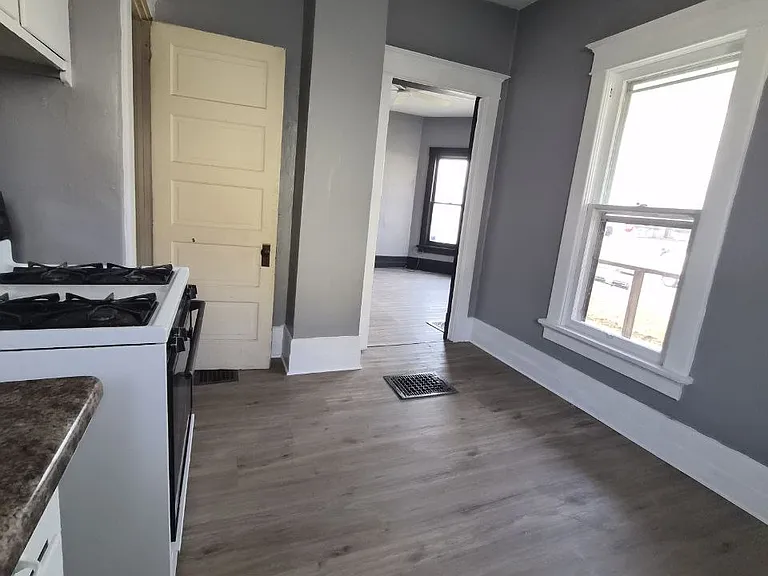 626 W 2nd St #1 — Photo 10