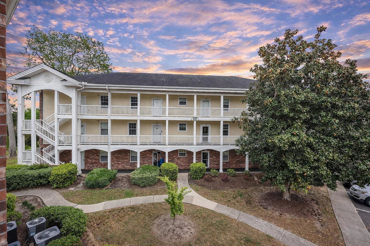 695 Riverwalk Dr. #202
