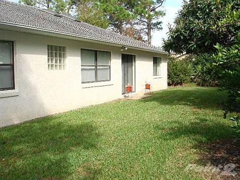 135 Wynnfield Drive sideyard