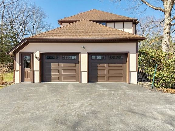 3rd image of 14 Kingwood Ln