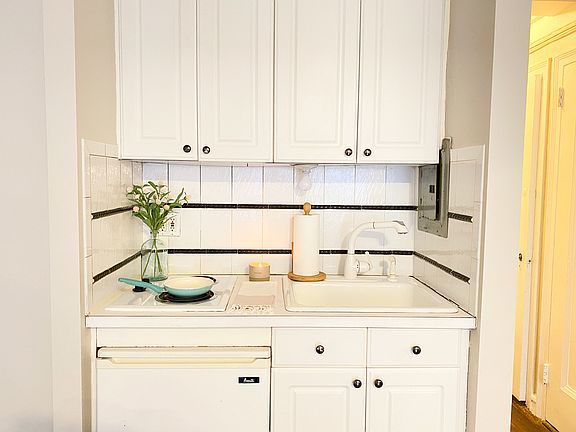 3rd image of 312 E 42nd St #413