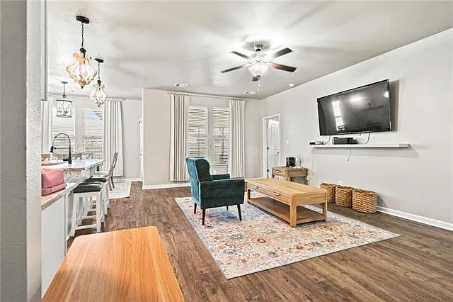 3 bed, 2.0 bath, 1521 sqft, $1,900 — Photo 3