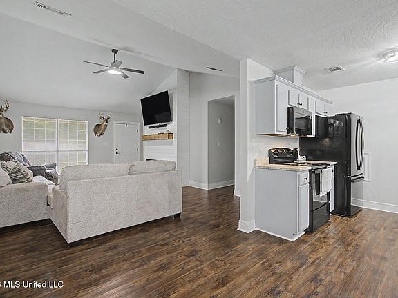 5th image of 105 Hall St