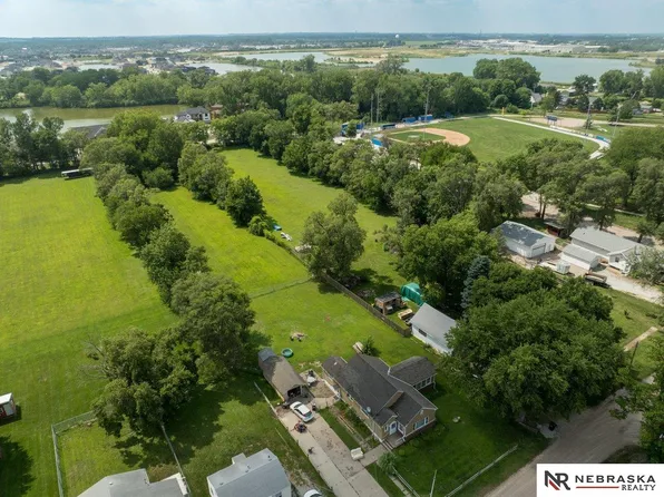 302 S Park Ave, Valley, NE 68064