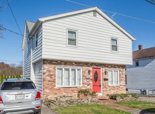 40 Orchard St, Bloomingdale, NJ 07403