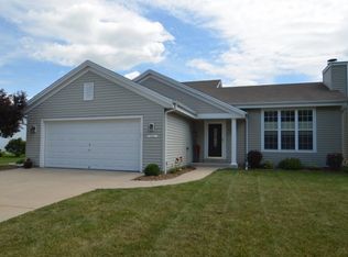 1064 Bending Brae Dr, Pewaukee, WI 53072