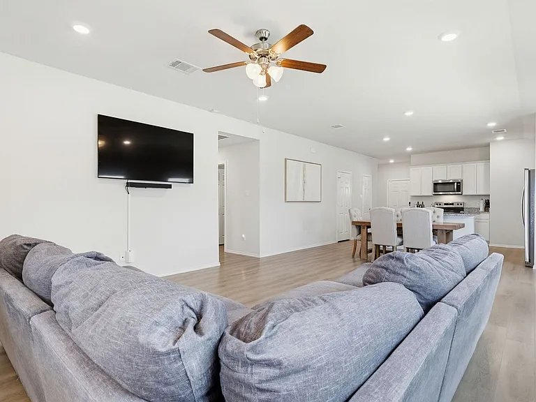 162 Ellenora Dr — Photo 8
