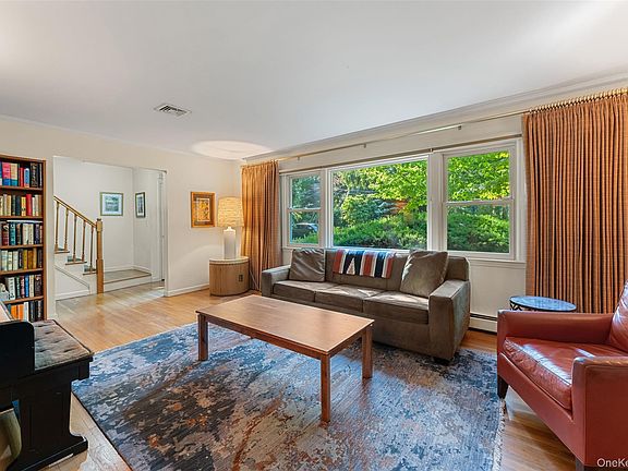 4th image of 4 Pin Oak Lane