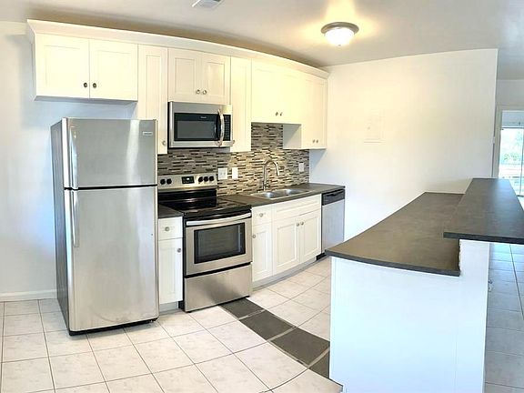 5th image of 1004 Pine Dr APT 204