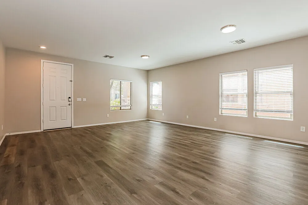 4 bed, 2.5 bath, 2486 sqft, $2,430 — Photo 4