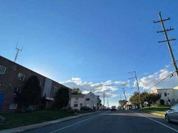 Exterior Neighborhood (street photo)