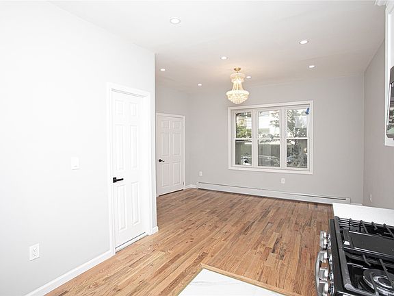 4th image of 8272 161st St Floor 1