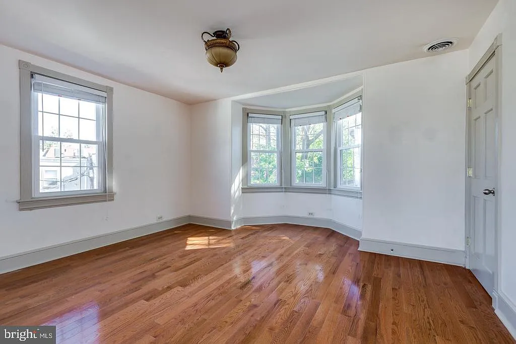 3 bed, 1.0 bath, 950 sqft, $3,450 — Photo 3