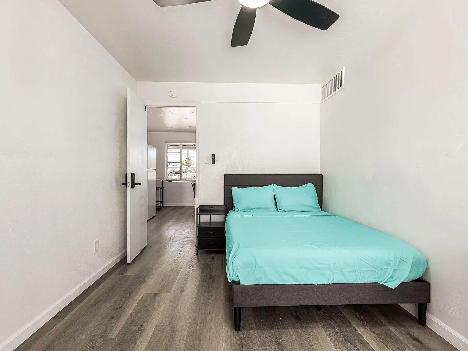 4 bed, 3.0 bath, 2200 sqft, $750 — Photo 1