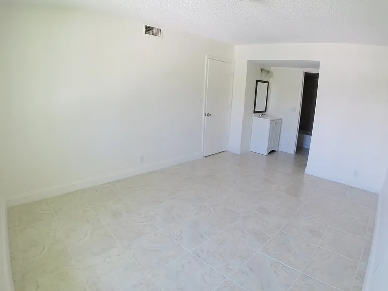 700 SE 2nd Ave — Photo 10