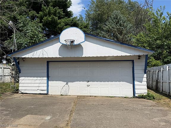 4th image of 2544 Gilbert Ave NE