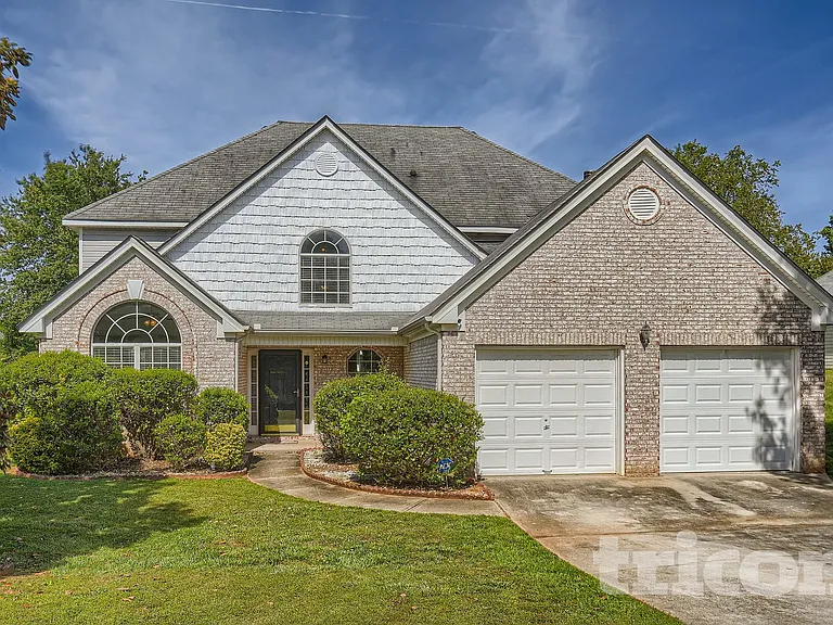 552 Howell Dr — Photo 2