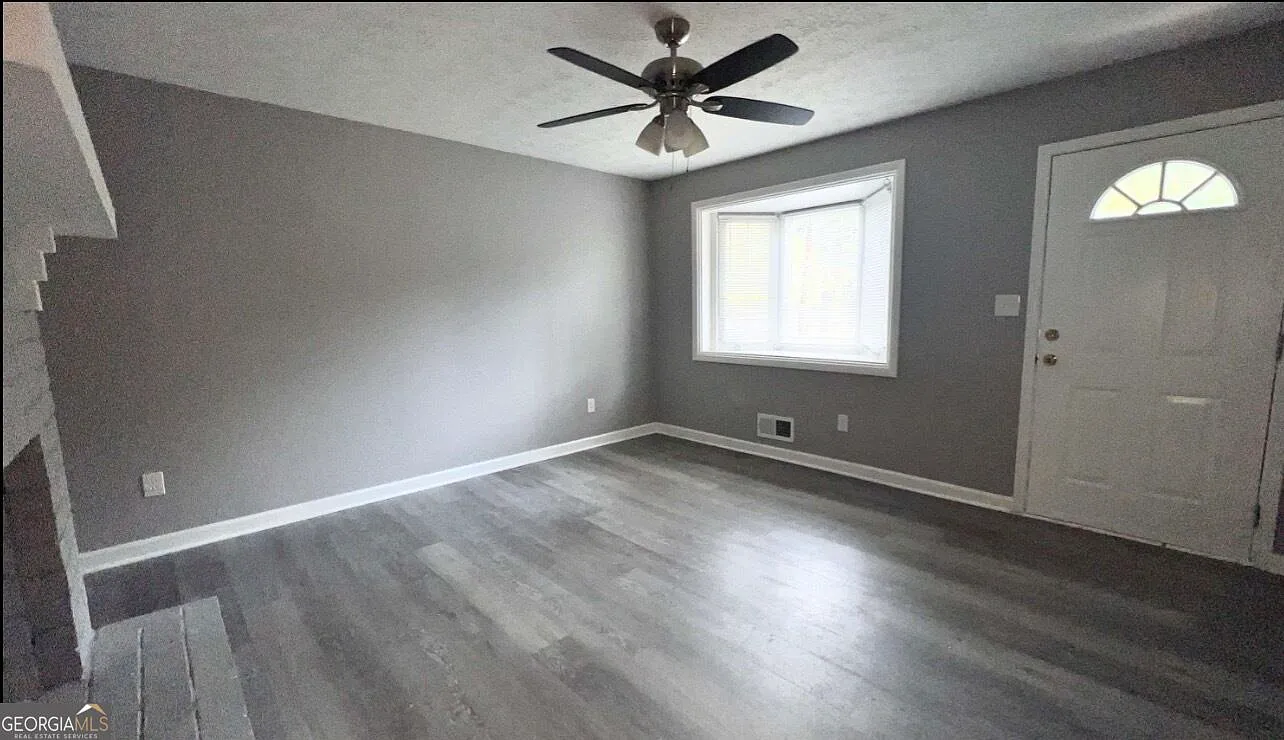 3 bed, 1.5 bath, 1450 sqft, $2,300 — Photo 3