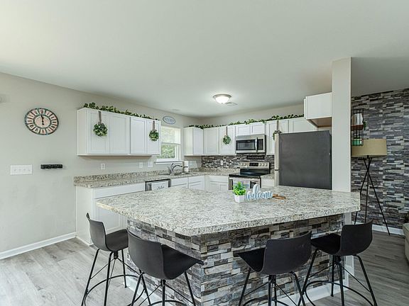 3rd image of 176 Saint Andrews Rd