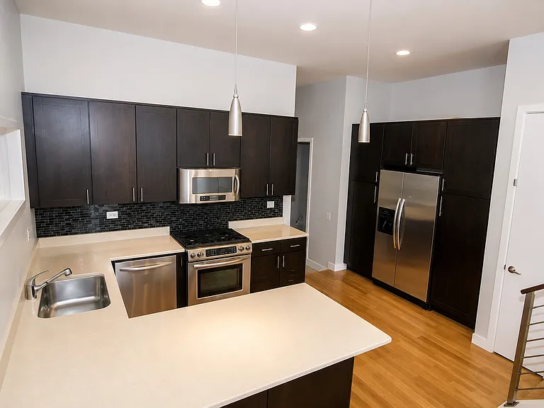 813 N May St — Photo 3